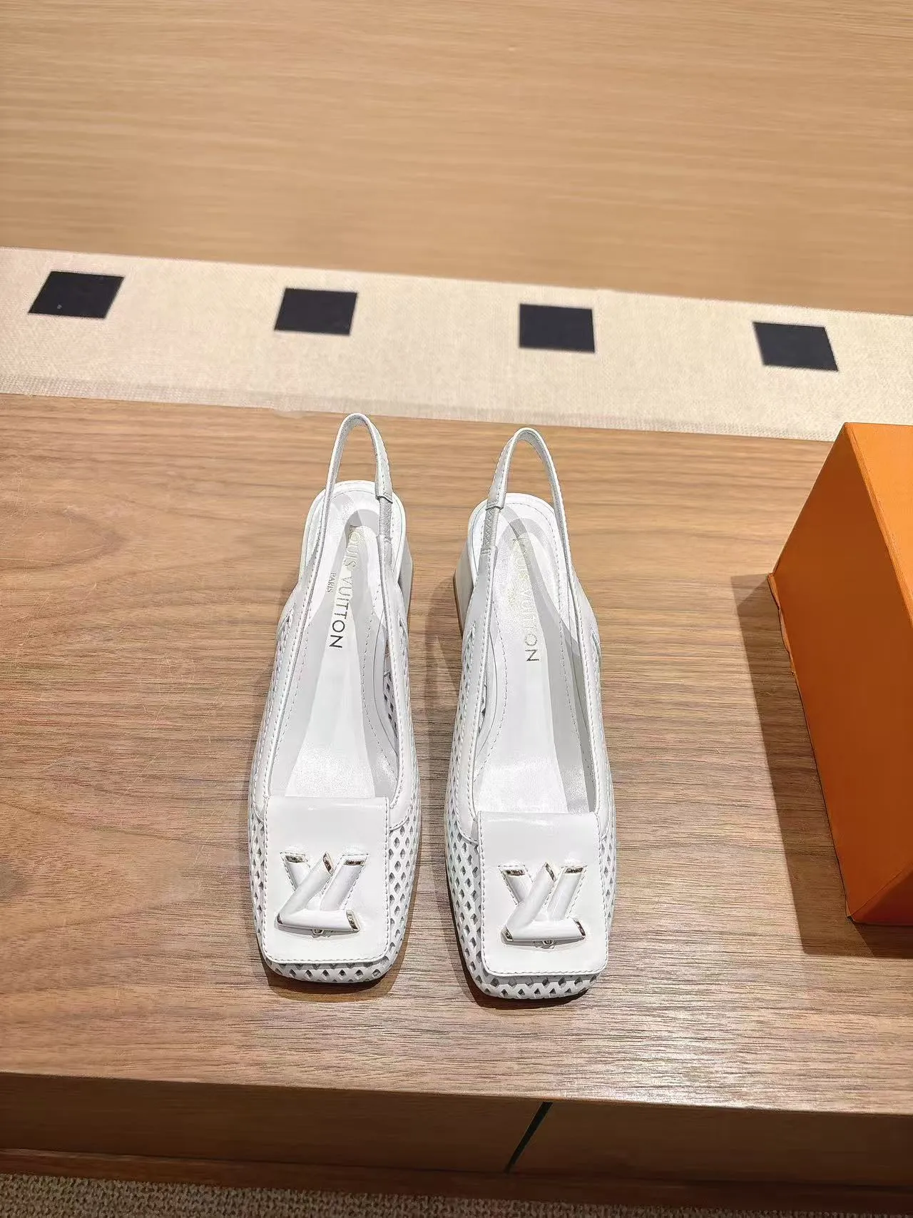 👟👟Ex-factory price 600👟👟 LV Louis Vuitton 25ss top version. Features the latest SHAKE hollow slingback sandals. Hard goods are new. Purchasing level! Full of high-end sense! A popular one among domestic and foreign bloggers. It is retro and fashionable and looks great on the feet! The main model on the official website. Upper: original customized cowhide surface. Lining: imported goatskin lining. ·Outsole: original Italian leather outsole ■Height: 3.5cm5.5cm ·Shoe size: 35-40 (41, 42 customizations are not returnable)